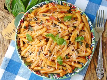 Domatesli Fesleğenli Makarna