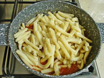 Domatesli Fesleğenli Makarna