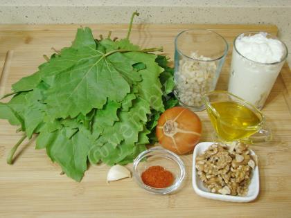 Yoğurtlu Asma Yaprağı Salatası