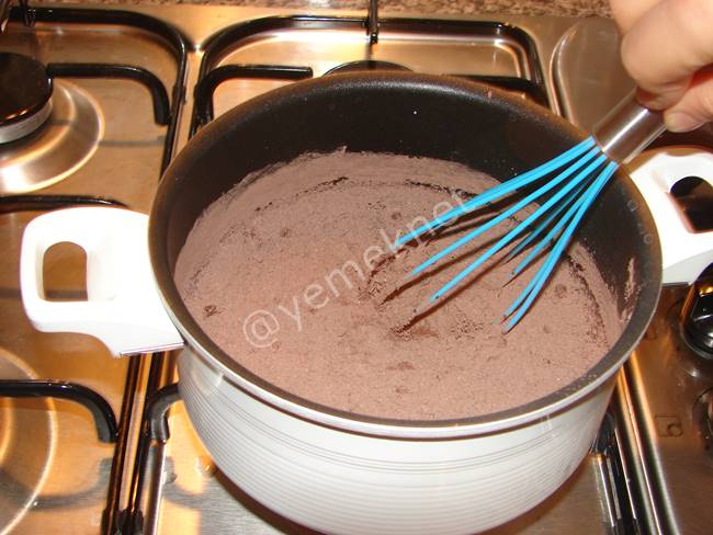 Ağlayan Pasta (Ev Brownisi) - Yapılışı (7/12) 