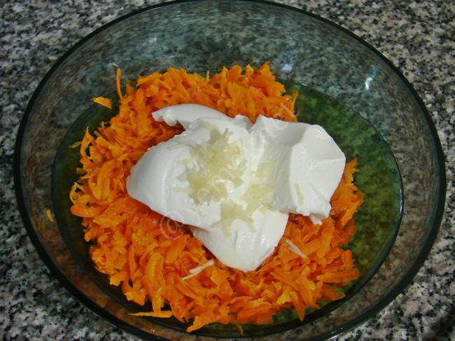 Cevizli Yoğurtlu Havuç Salatası - Yapılışı (5/12) 