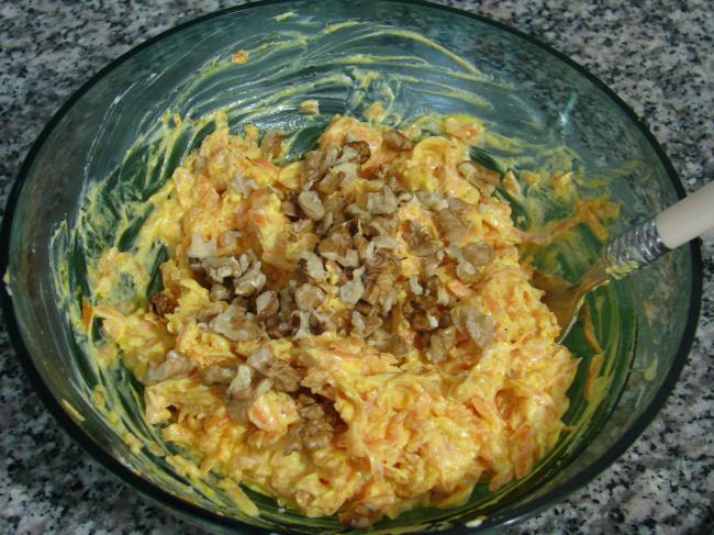 Cevizli Yoğurtlu Havuç Salatası - Yapılışı (7/12) 