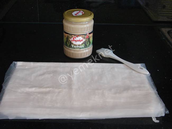 Tahinli Cevizli Tatlı (Baklavalık Yufka İle) - Yapılışı (2/16) 