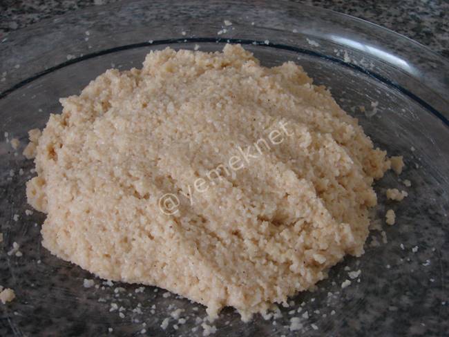 Bulgur Köftesi (Yoğurt Soslu) - Yapılışı (4/12) 