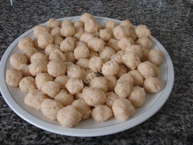 Bulgur Köftesi (Yoğurt Soslu) - Yapılışı (5/12) 