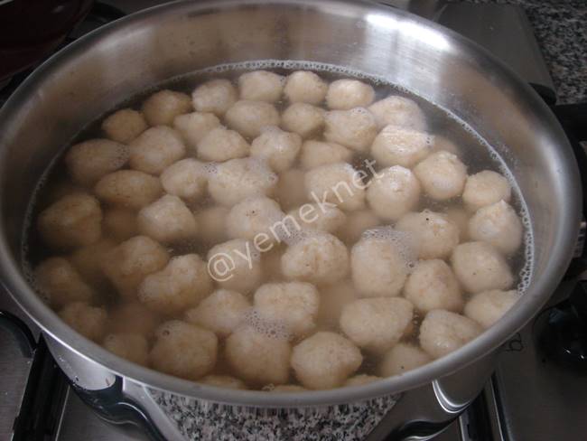 Bulgur Köftesi (Yoğurt Soslu) - Yapılışı (6/12) 