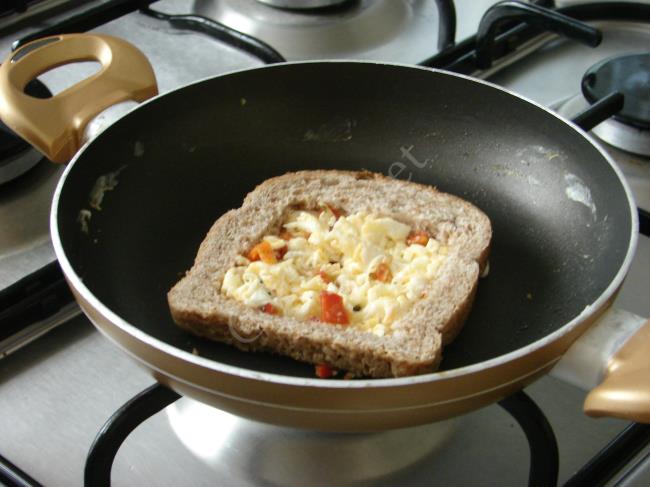 Ekmek İçi Yağda Yumurta - Yapılışı (7/12) 