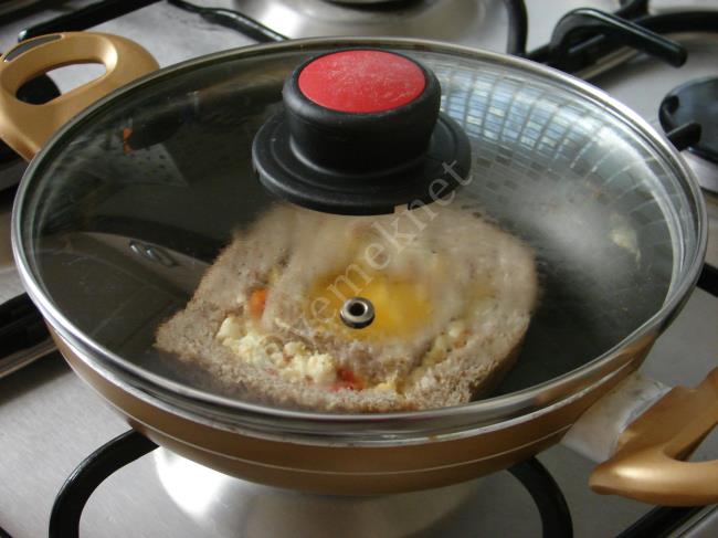 Ekmek İçi Yağda Yumurta - Yapılışı (9/12) 