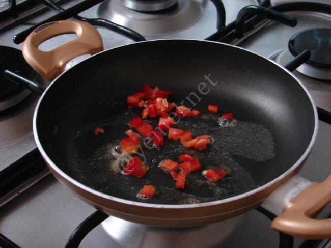 Ekmek İçi Yağda Yumurta - Yapılışı (4/12) 