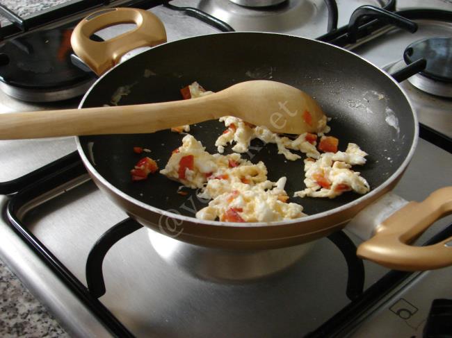 Ekmek İçi Yağda Yumurta - Yapılışı (6/12) 