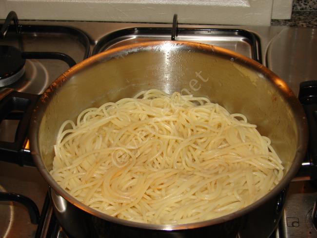 Fesleğenli Domates Soslu Makarna (Spagetti) - Yapılışı (7/12) 