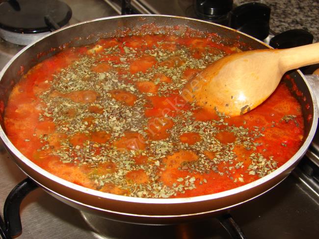 Fesleğenli Domates Soslu Makarna (Spagetti) - Yapılışı (5/12) 