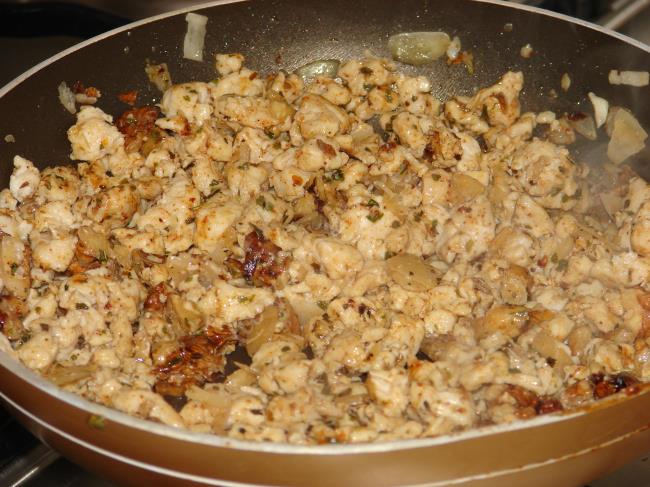 Güveçte Kremalı Tavuk Dolması (Ceviz, Badem ve Çam Fıstıklı) - Yapılışı (12/20) 