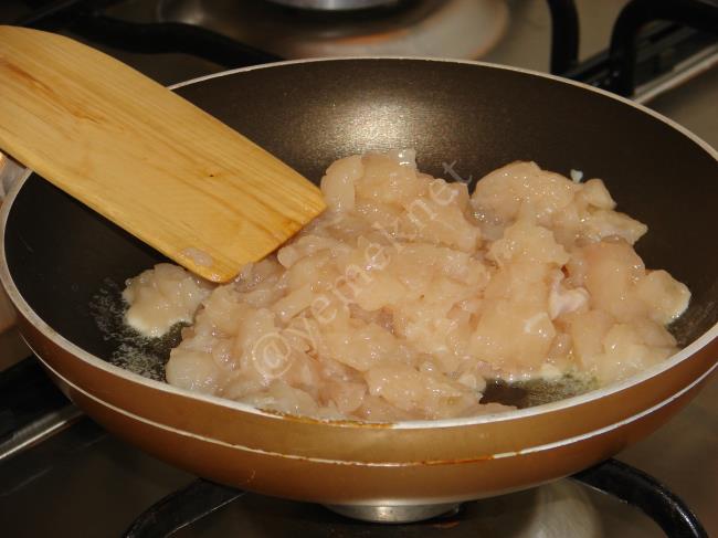 Güveçte Kremalı Tavuk Dolması (Ceviz, Badem ve Çam Fıstıklı) - Yapılışı (4/20) 