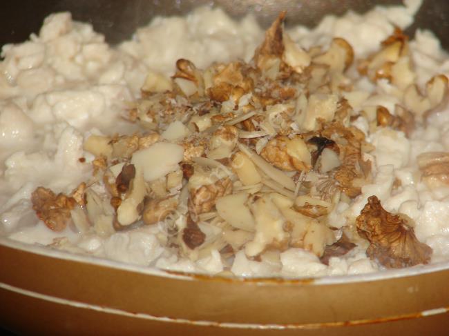 Güveçte Kremalı Tavuk Dolması (Ceviz, Badem ve Çam Fıstıklı) - Yapılışı (9/20) 