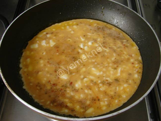 İtalyan Omlet (Dolmalık Biberli, Mantarlı ve Çörek Otlu) - Yapılışı (9/20) 