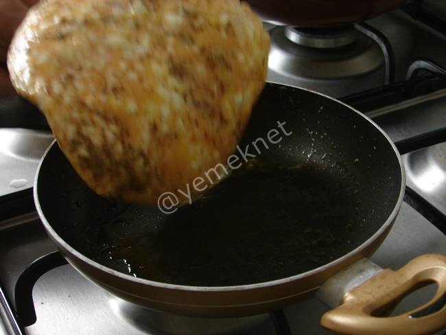 İtalyan Omlet (Dolmalık Biberli, Mantarlı ve Çörek Otlu) - Yapılışı (11/20) 