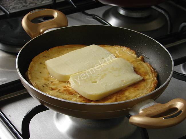 İtalyan Omlet (Dolmalık Biberli, Mantarlı ve Çörek Otlu) - Yapılışı (12/20) 