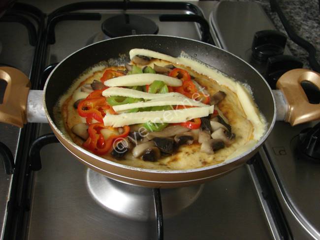 İtalyan Omlet (Dolmalık Biberli, Mantarlı ve Çörek Otlu) - Yapılışı (14/20) 