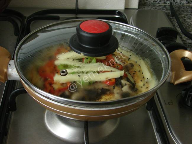 İtalyan Omlet (Dolmalık Biberli, Mantarlı ve Çörek Otlu) - Yapılışı (15/20) 