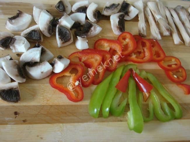 İtalyan Omlet (Dolmalık Biberli, Mantarlı ve Çörek Otlu) - Yapılışı (2/20) 