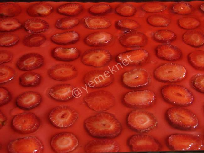 Kedidilli Çilekli Muhallebi - Yapılışı (1/4) 