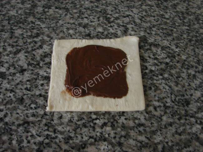 Çikolatalı Kruvasan (Milföy Hamuru İle) - Yapılışı (3/12) 