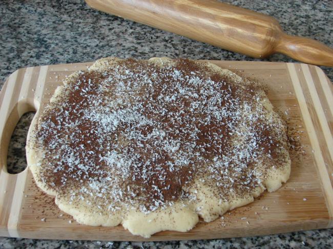 Rulo Kurabiye (Kakaolu, Hindistan Çevizli) (Tatlı) - Yapılışı (2/12) 