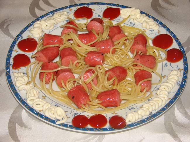 Spagetti Çubuklarında Sosisli Makarna - Yapılışı (9/12) 