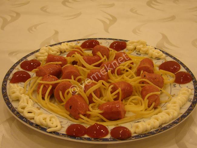 Spagetti Çubuklarında Sosisli Makarna - Yapılışı (10/12) 