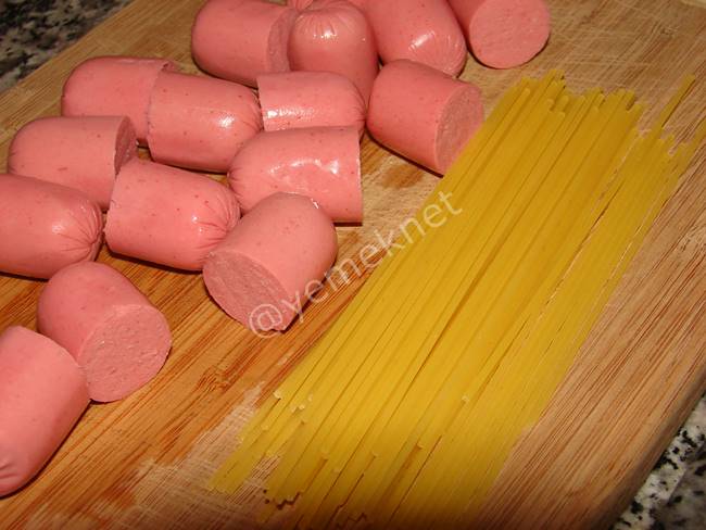 Spagetti Çubuklarında Sosisli Makarna - Yapılışı (2/12) 