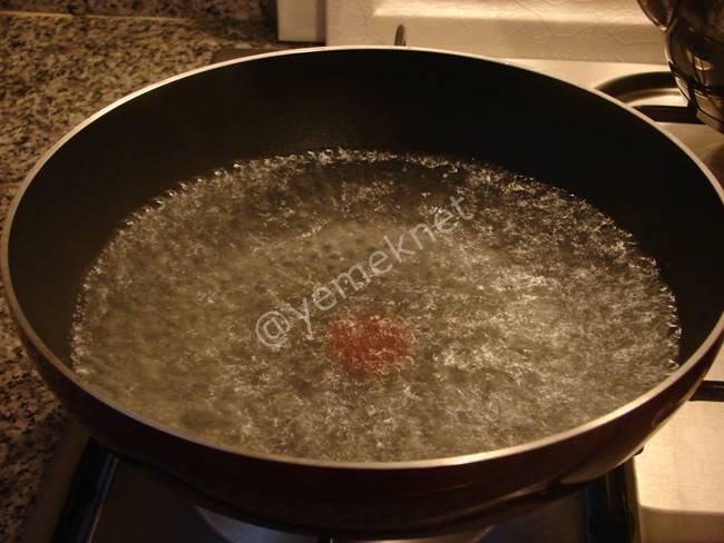 Spagetti Çubuklarında Sosisli Makarna - Yapılışı (4/12) 