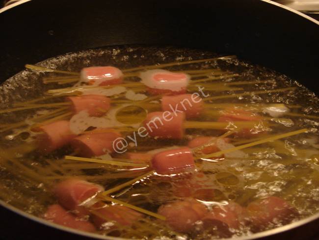 Spagetti Çubuklarında Sosisli Makarna - Yapılışı (5/12) 