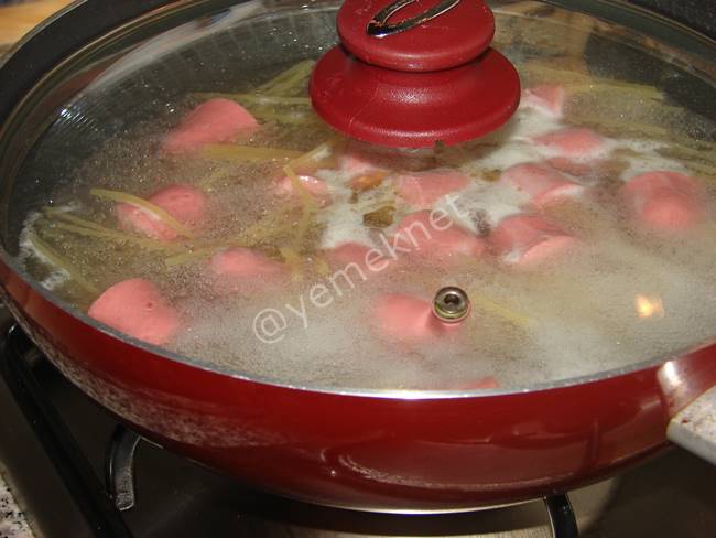 Spagetti Çubuklarında Sosisli Makarna - Yapılışı (6/12) 