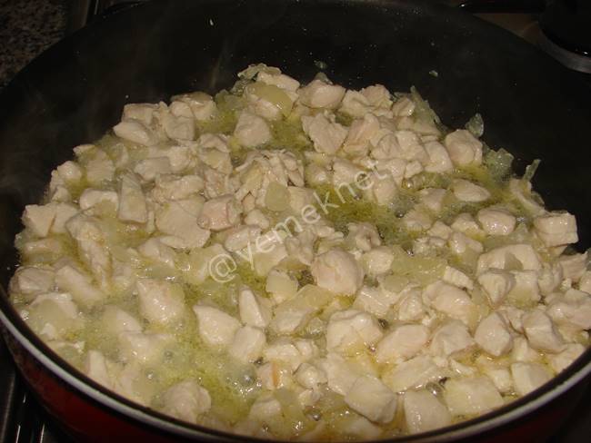 Tavuklu Bezelye Yemeği - Yapılışı (3/8) 