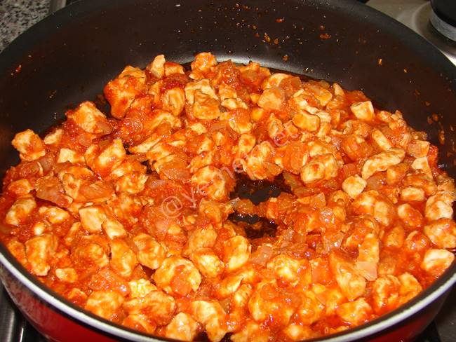 Tavuklu Bezelye Yemeği - Yapılışı (4/8) 