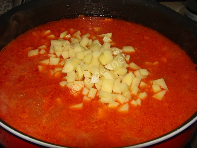 Tavuklu Bezelye Yemeği - Yapılışı (6/8) 