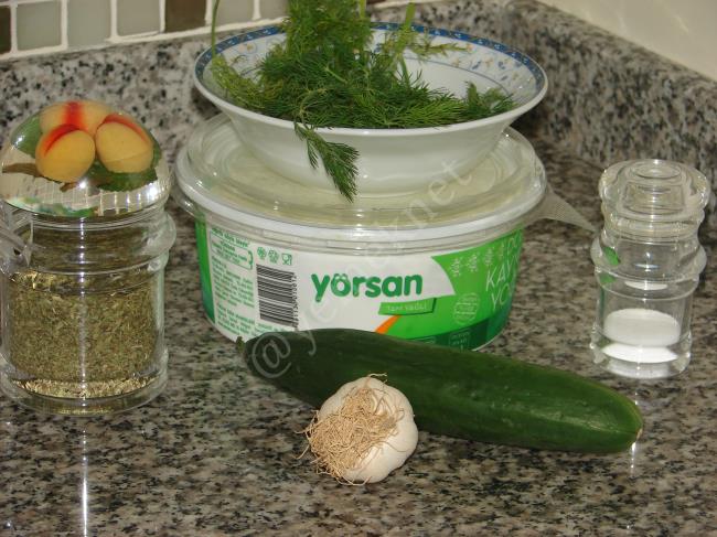 Yoğurtlu Salatalık Salatası - Yapılışı (1/8) 