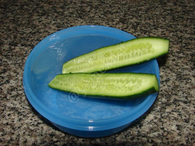 Yoğurtlu Salatalık Salatası - Yapılışı (2/8) 