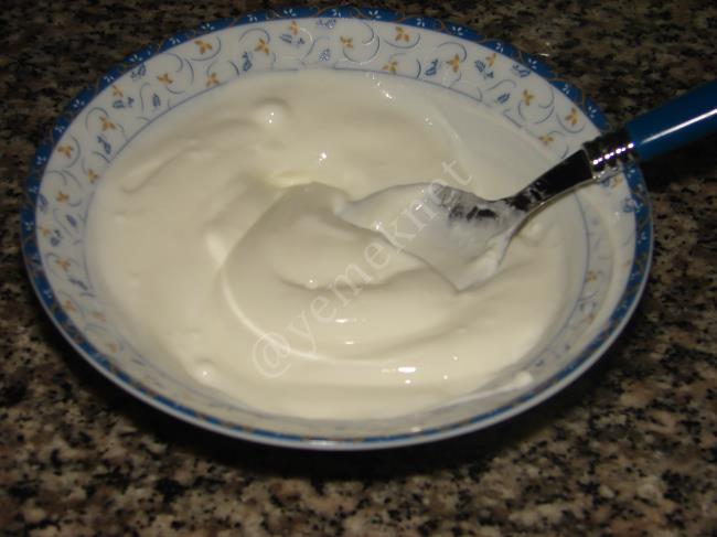 Yoğurtlu Salatalık Salatası - Yapılışı (4/8) 