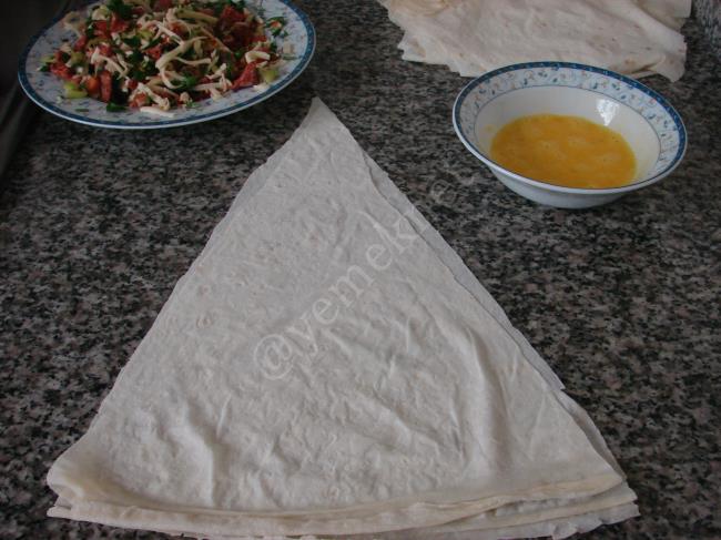 Çift Katlı Paçanga Böreği (Sucuklu, Kaşarlı) - Yapılışı (8/16) 