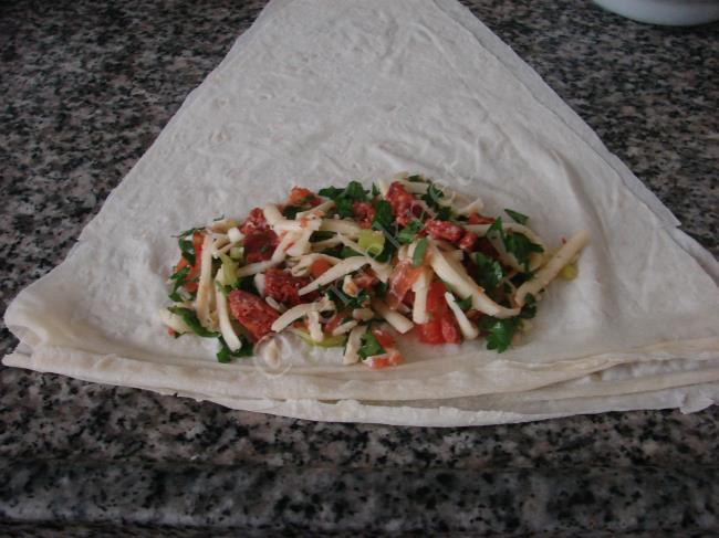 Çift Katlı Paçanga Böreği (Sucuklu, Kaşarlı) - Yapılışı (9/16) 