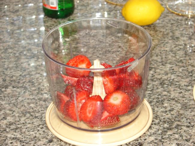 Çilekli Kokteyl İçeceği - Yapılışı (2/12) 