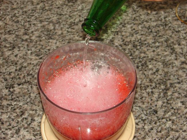 Çilekli Kokteyl İçeceği - Yapılışı (6/12) 