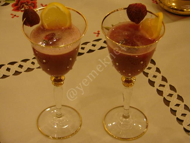 Çilekli Kokteyl İçeceği - Yapılışı (8/12) 