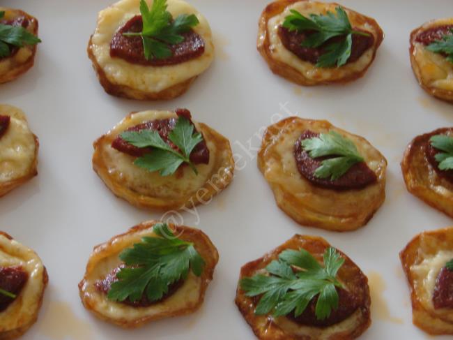 Fırında Sucuklu Patates Kanepeleri - Yapılışı (8/12) 