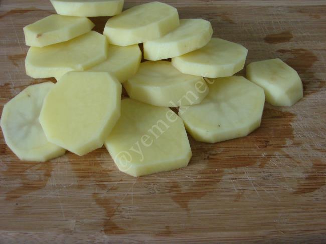 Fırında Sucuklu Patates Kanepeleri - Yapılışı (2/12) 