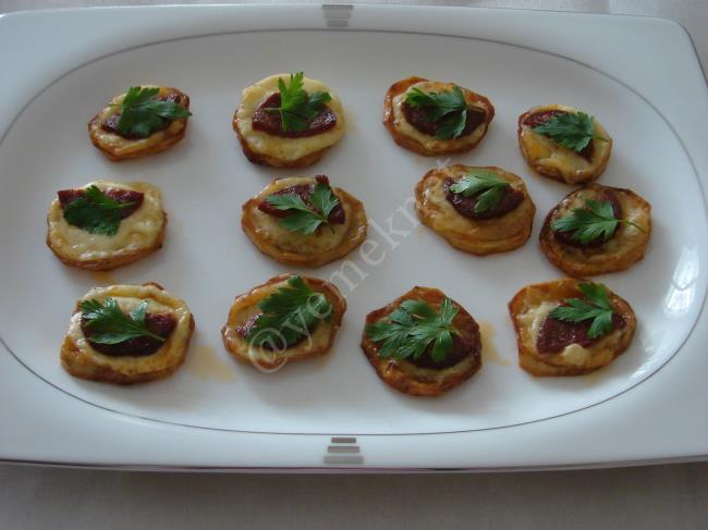 Fırında Sucuklu Patates Kanepeleri - Yapılışı (7/12) 