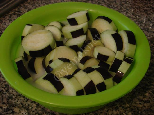 Patlıcan Musakka - Yapılışı (2/16) 