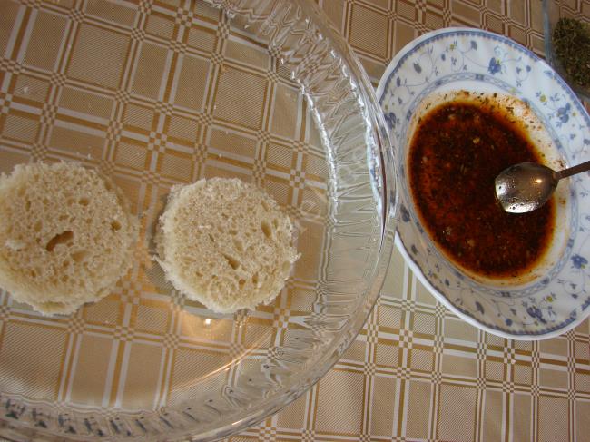 Zeytinyağlı Çeşnili Fırında Ekmek Dilimleri - Yapılışı (4/12) 